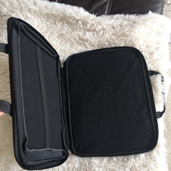 Init gaming hardshell laptop bag - Picture 2 of 3